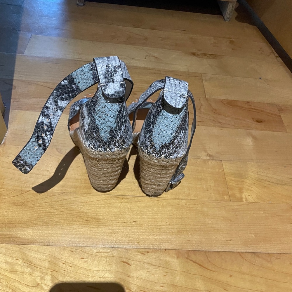 Stylish Snakeskin Wedge Sandals